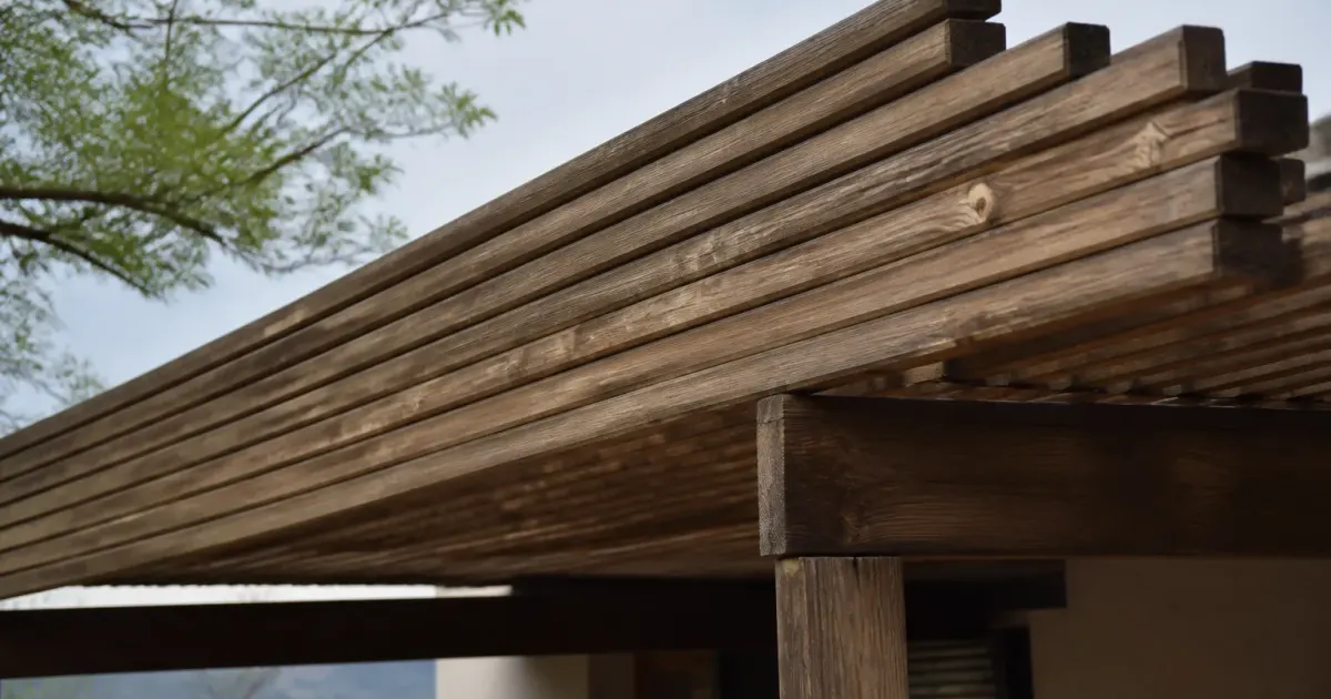 Planches bois empilees horizontalement formant structure pergola