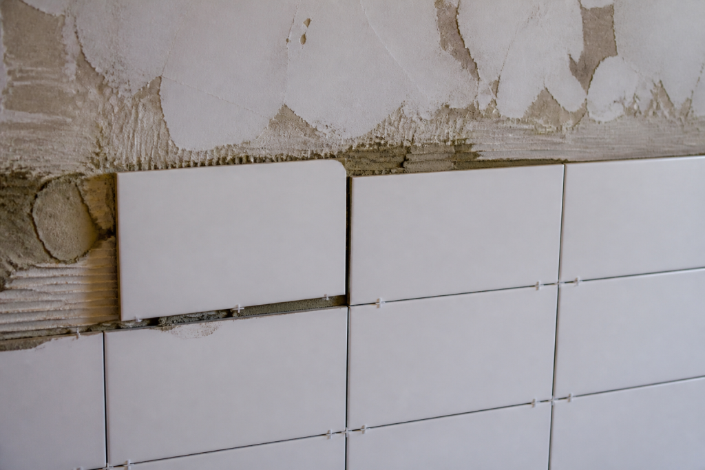 Carreaux decollés sur mur inégal pendant pose murale