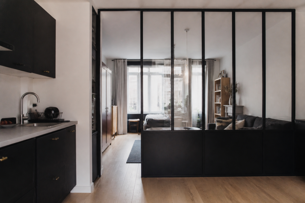 Cloison vitree metallique noire separant cuisine studio moderne