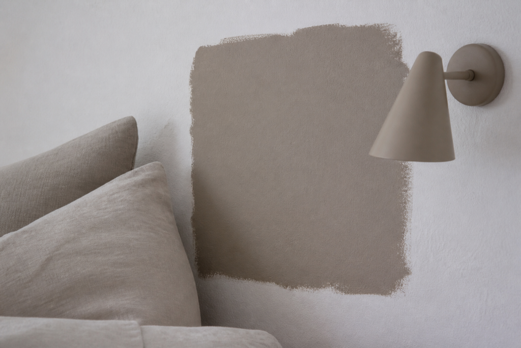 Echantillon peinture taupe applique mur lumiere naturelle