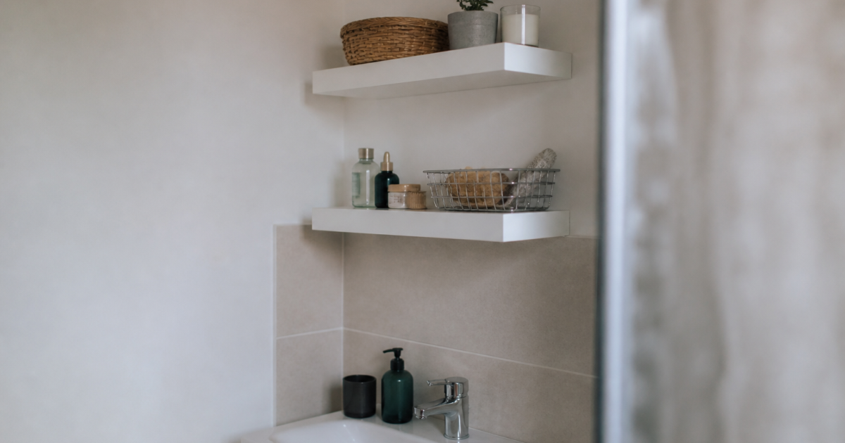Etageres murales blanches au-dessus lavabo compact salle bain
