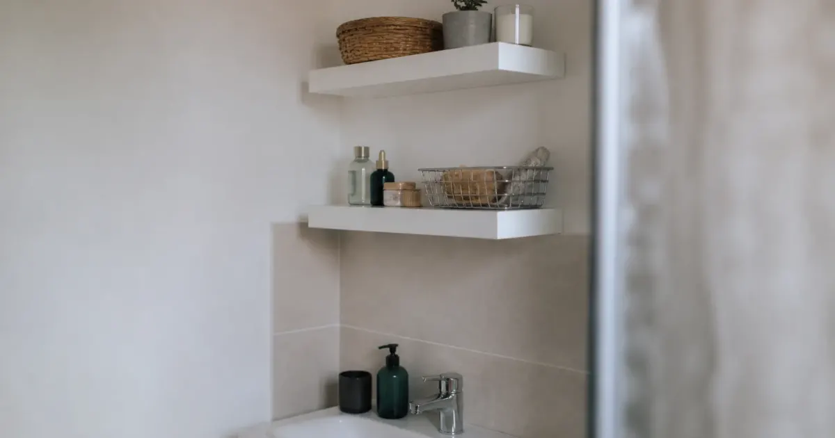 Etageres murales blanches au-dessus lavabo compact salle bain