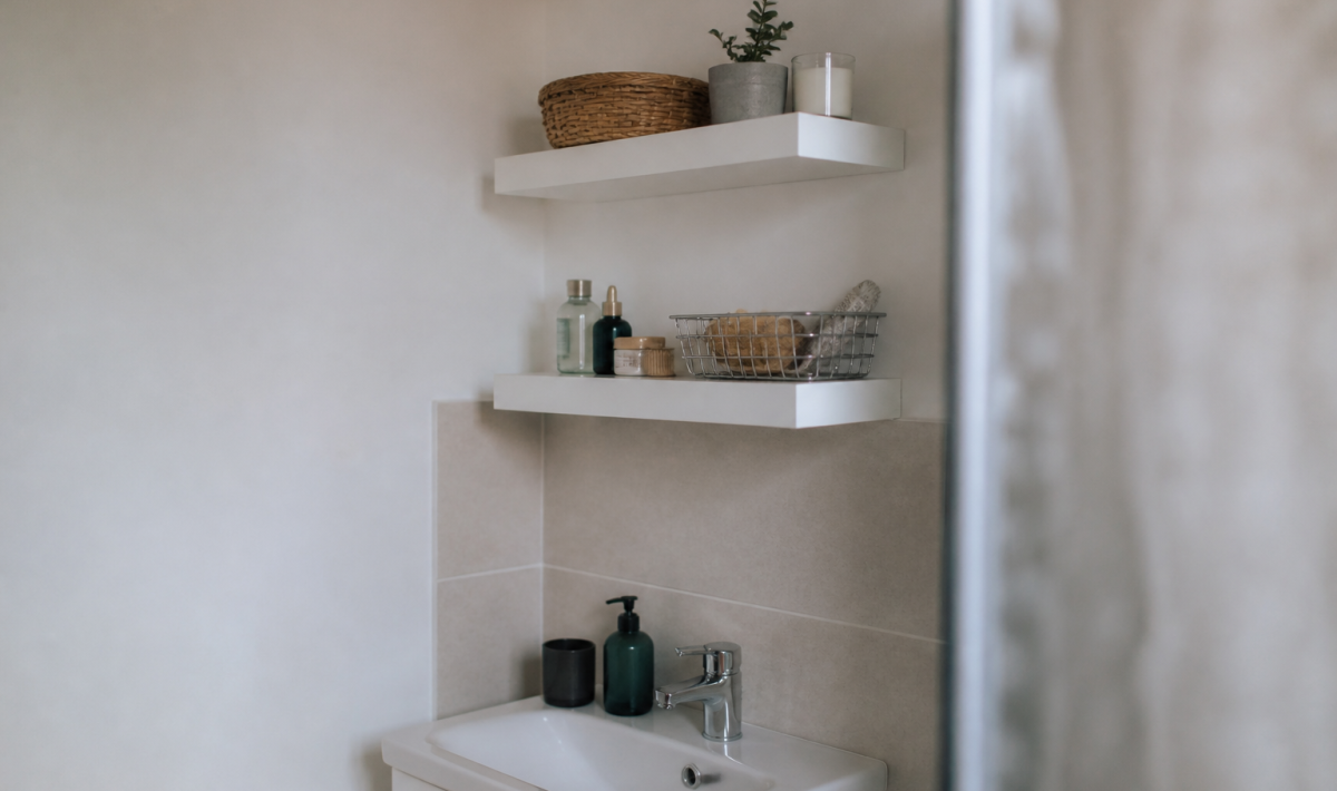 Etageres murales blanches au-dessus lavabo compact salle bain