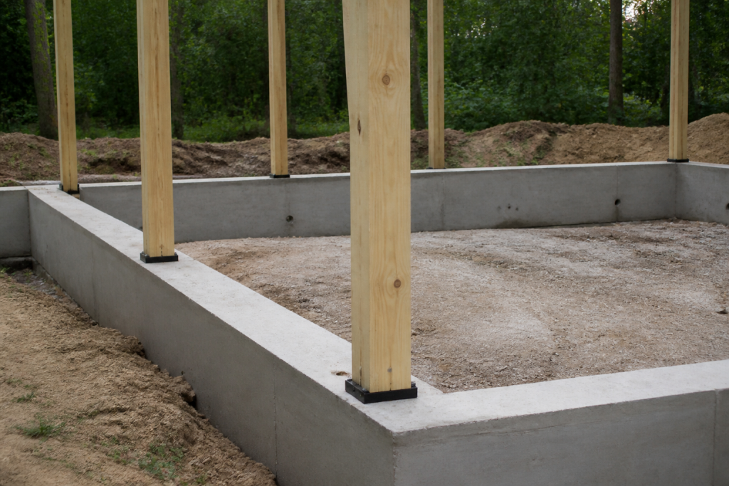 Fondations en beton avec poteaux de bois espaces
