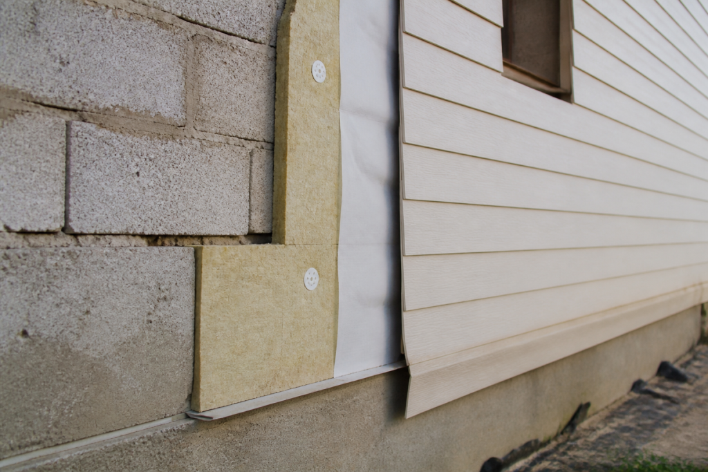 Mur pierre avec couche isolante et bardage exterieur applique