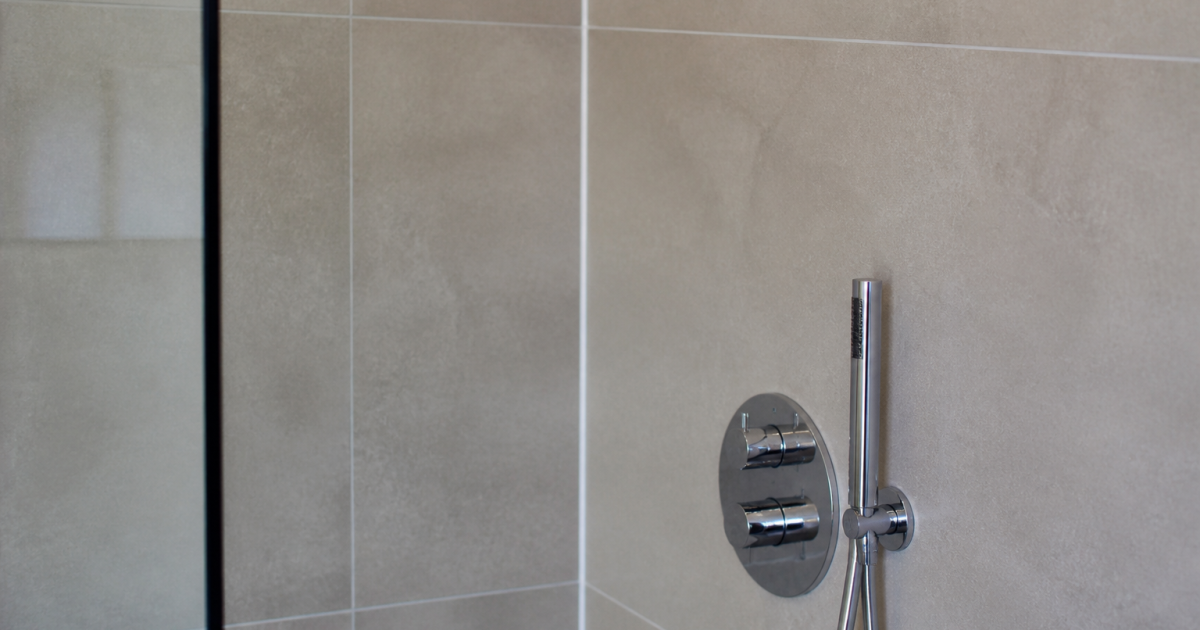 Joints silicone frais appliques verticalement sur paroi carrelage douche