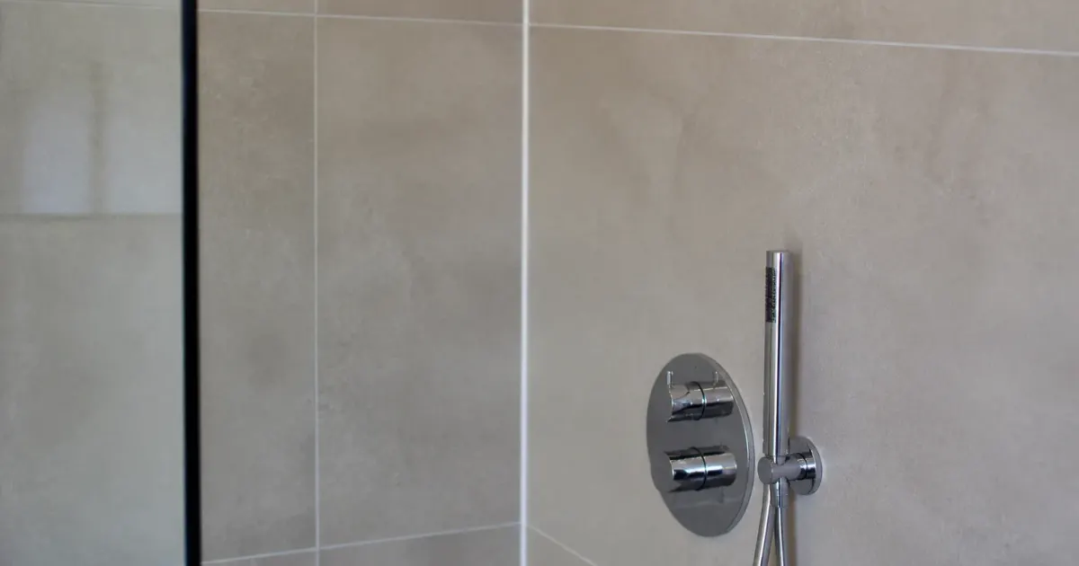 Joints silicone frais appliques verticalement sur paroi carrelage douche
