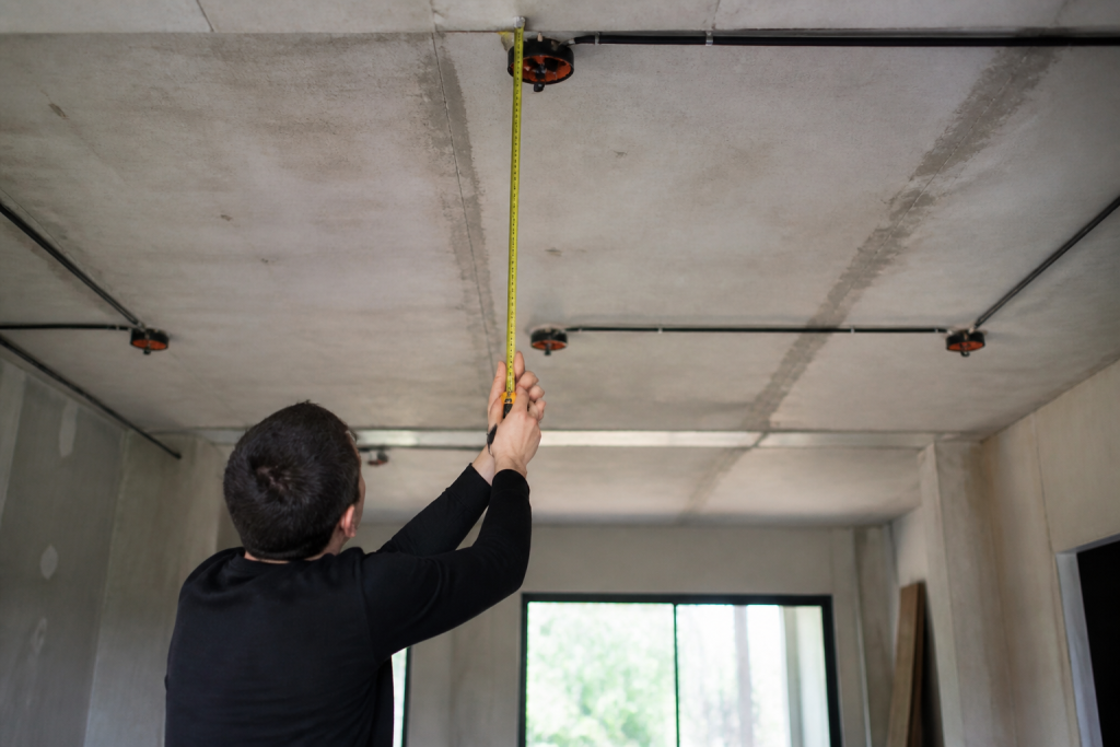 Mesure plafond atelier avec prises électriques marquées