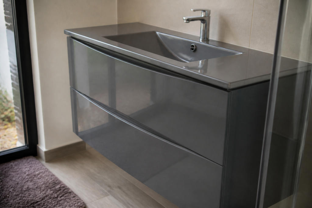 Meuble salle de bain gris avec vasque intégrée brillante