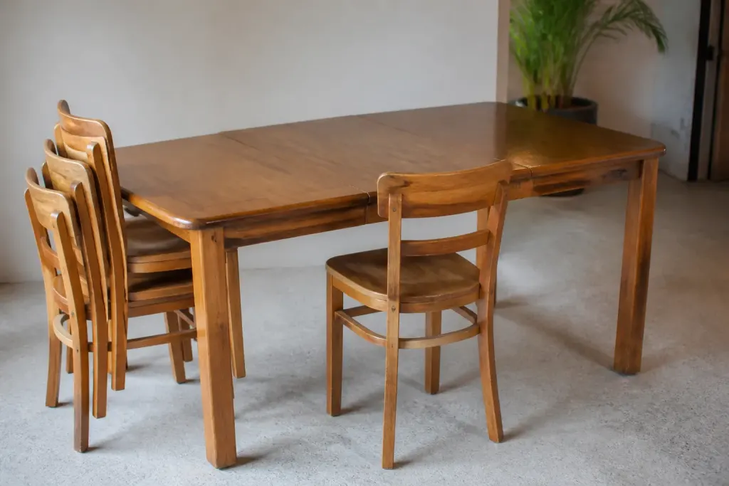 Table extensible avec chaises empilables en bois