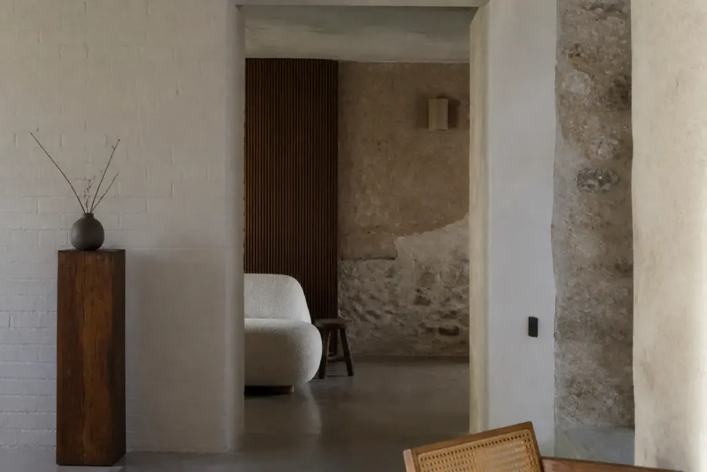Mur interieur fin avec materiaux heterogenes visibles