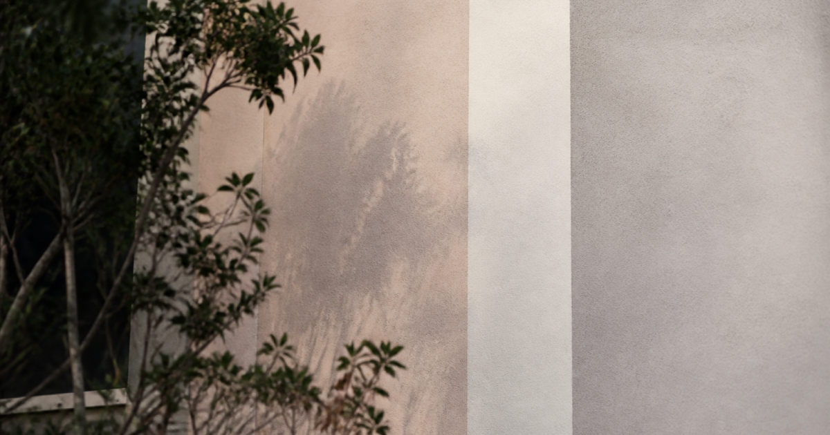 Mur peint en nuances neutres beige et gris clair juxtaposees