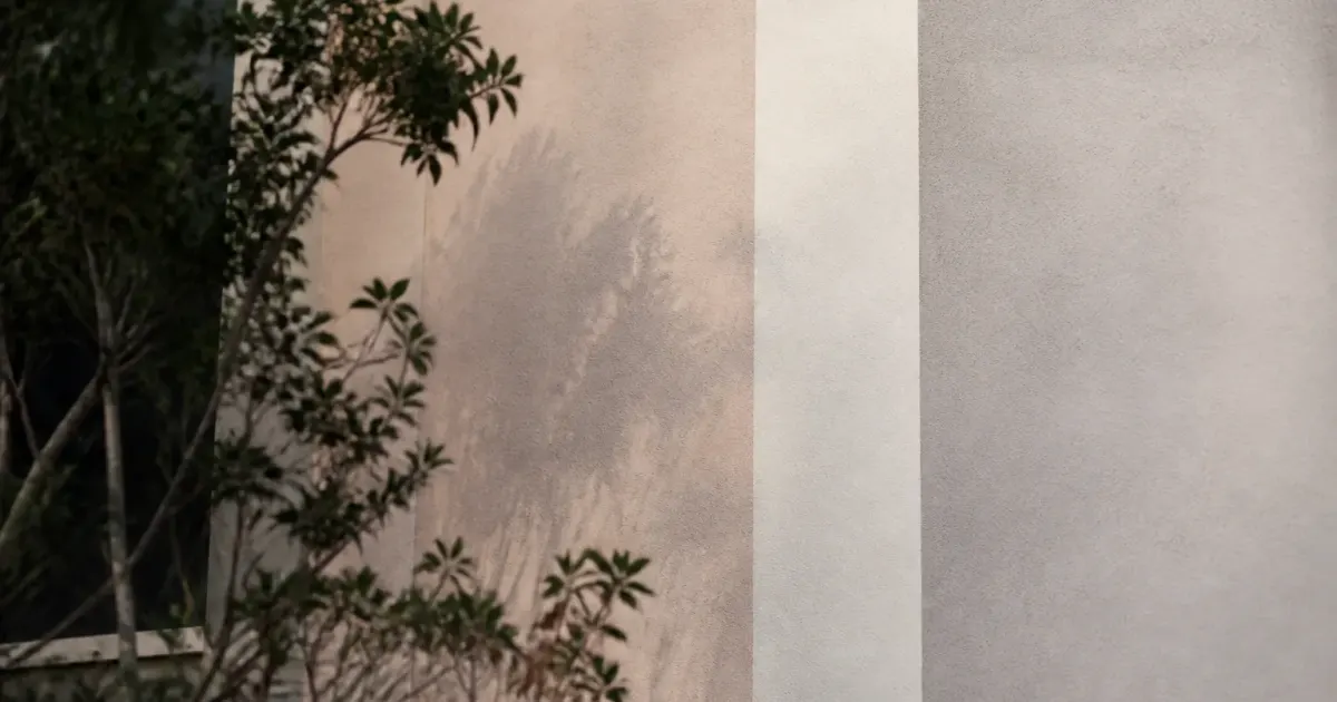 Mur peint en nuances neutres beige et gris clair juxtaposees