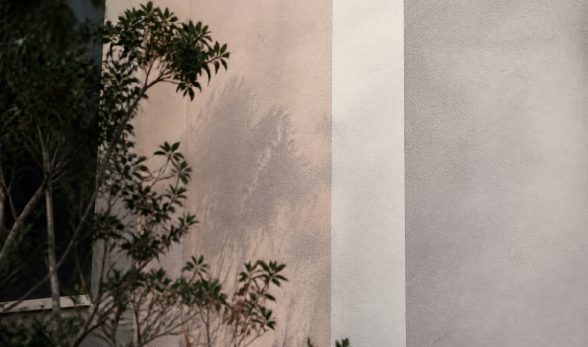 Mur peint en nuances neutres beige et gris clair juxtaposees