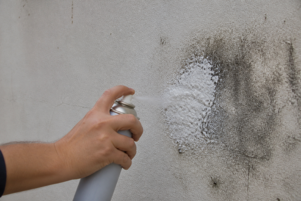 Spray blanc mousseux applique sur mur tache noire
