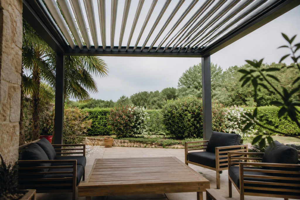 Pergola aluminium lames orientables terrasse exterieure
