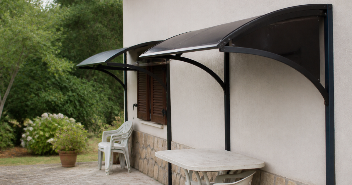 Deux structures metalliques ombragees adossees contre maison