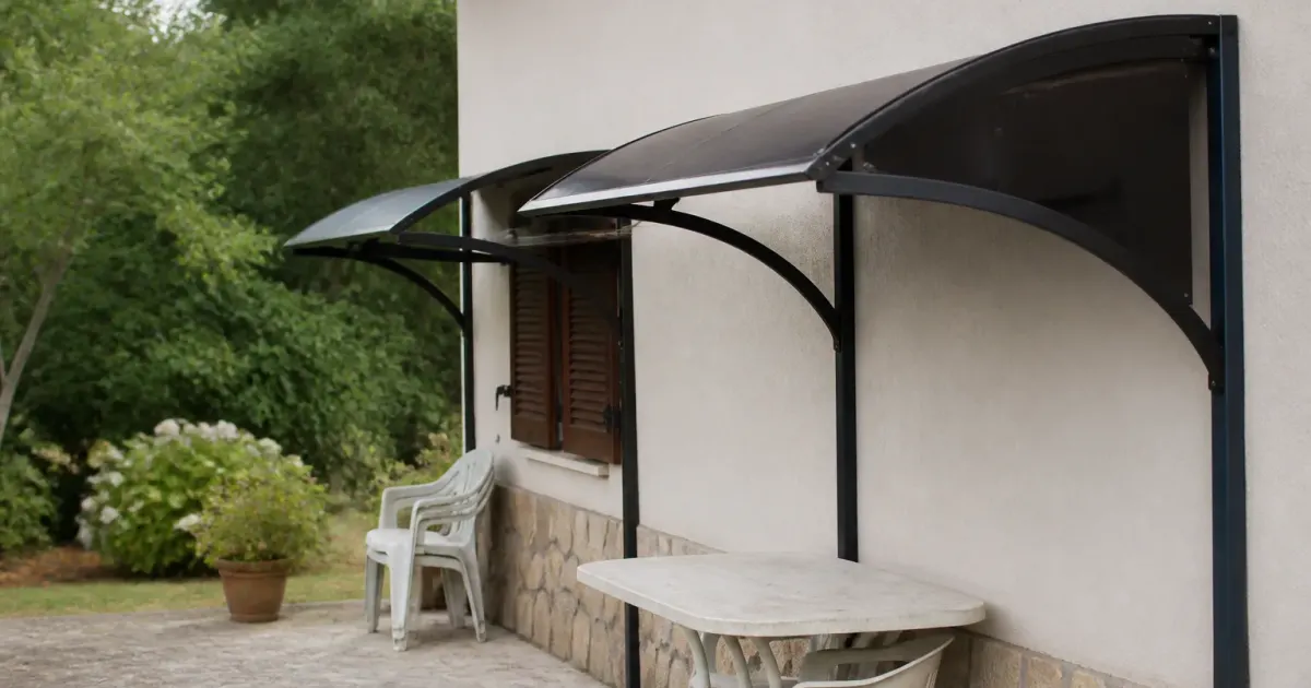 Deux structures metalliques ombragees adossees contre maison