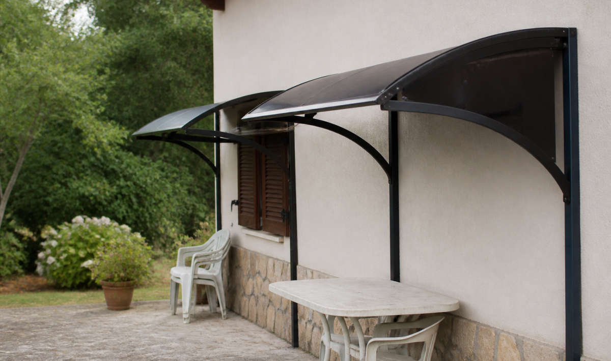 Deux structures metalliques ombragees adossees contre maison