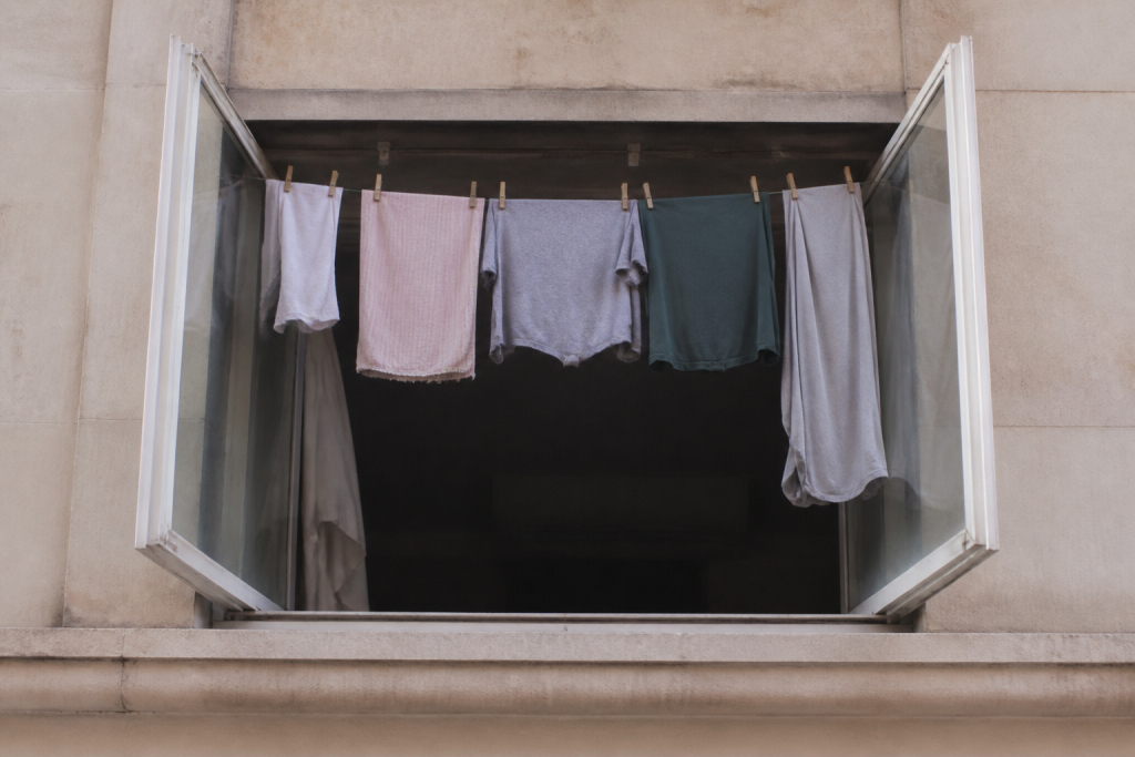 Fenetre ouverte avec linge sechant et aeration naturelle