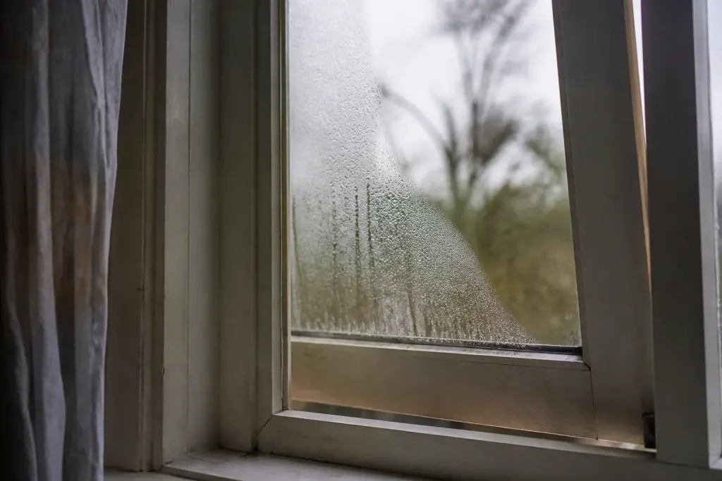 Fenetre ouverte avec condensation sur vitre froide