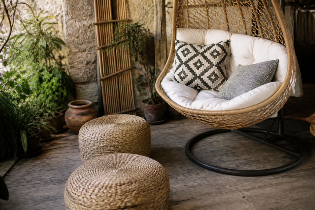 Poufs tresses et fauteuil suspendu rotin coussins geometriques