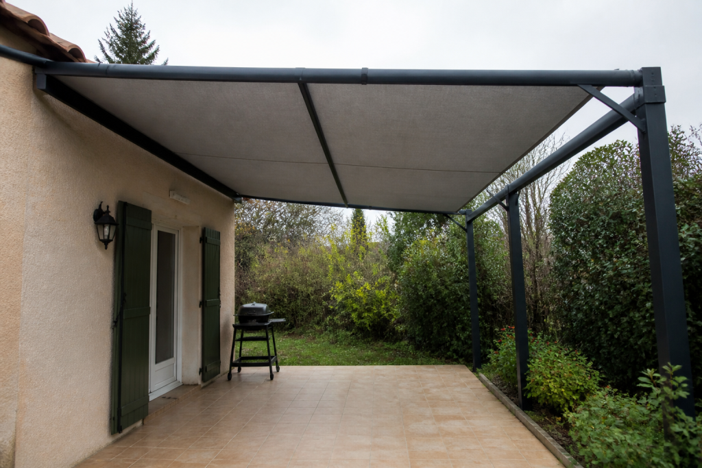 Toile grise deployee sur pergola adossee protege pluie