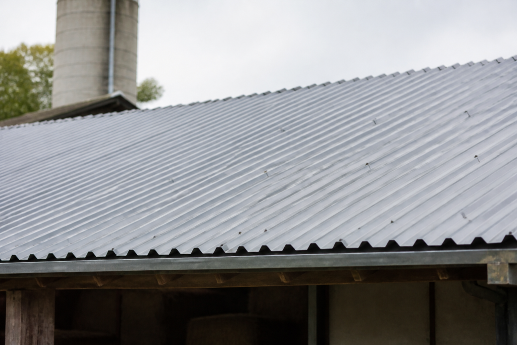 Toiture metallique ondulations grises sur structure agricole