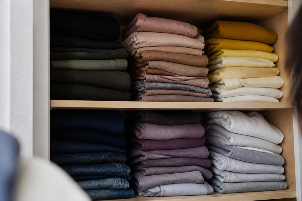 Vetements organises en piles colorees par categorie