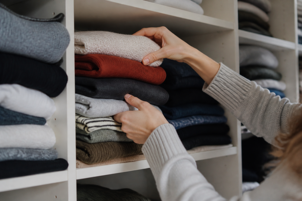 Vetements plies organises dans dressing avec etiquettes visibles